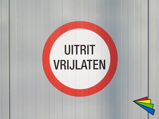 Rond verbods verkeerspikto sticker uitrit vrijlaten